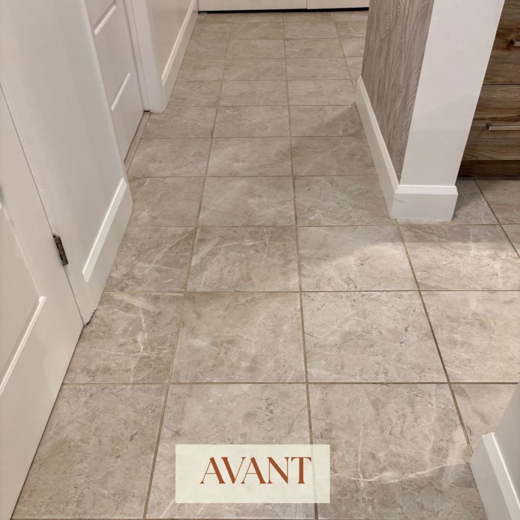Avant teinture de coulis du plancher de corridor à Boucherville